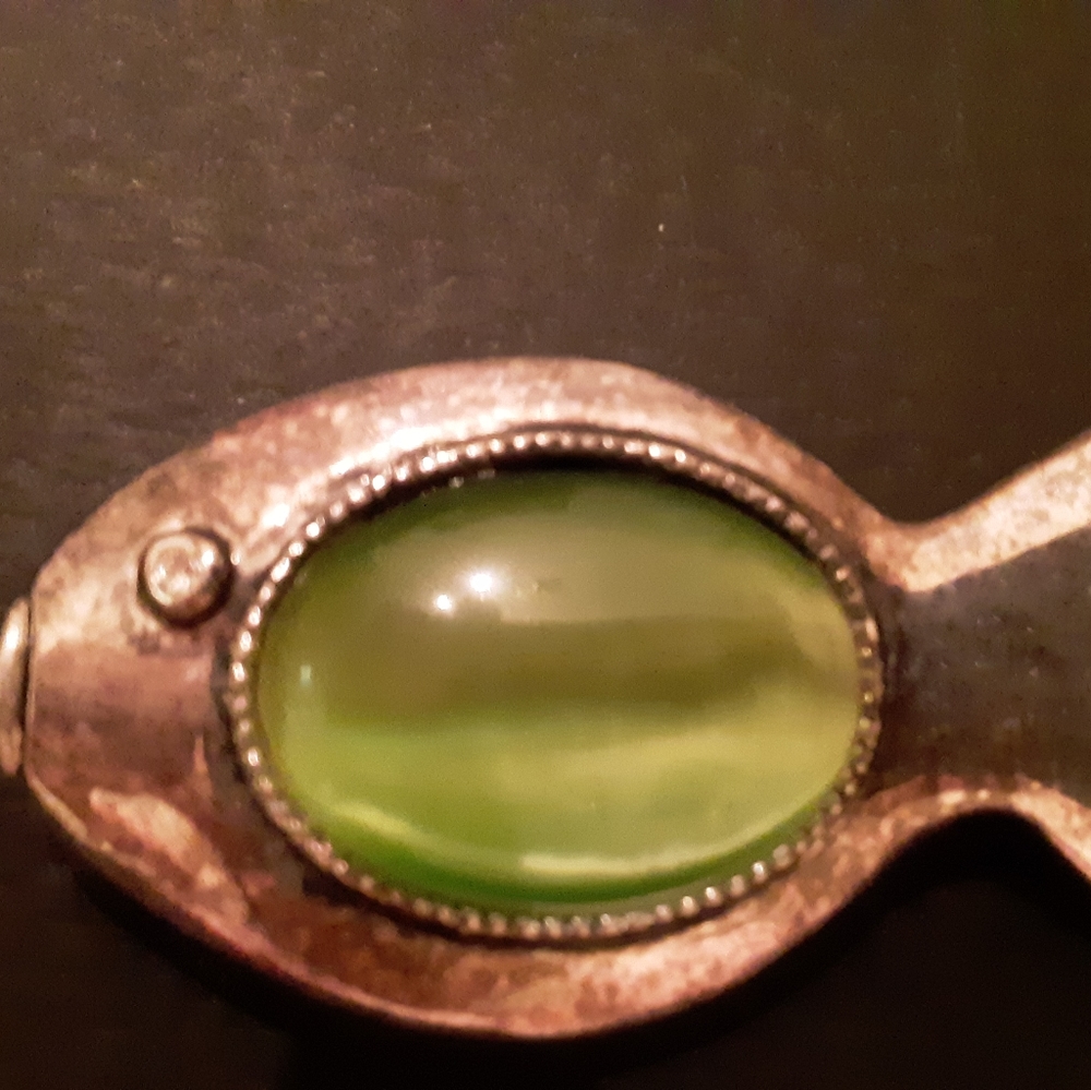 A pin that can also be a pendant